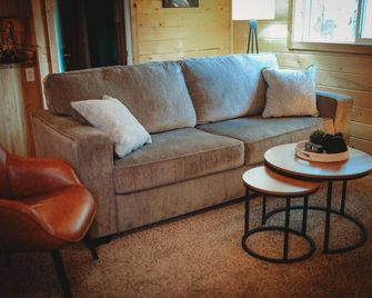 Raven's Wing Cabin C GetawayCabin - Fairbanks - Living room