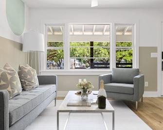 Mavis at the Quad | Steps From Park Circle - North Charleston - Living room