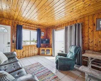 Barefoot Beach Resort - Oscoda - Wohnzimmer