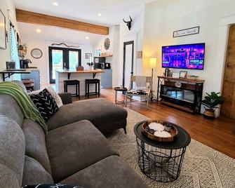 Remodeled Modern Farmhouse on acreage near ALL area attractions - Glen Rose - Obývací pokoj