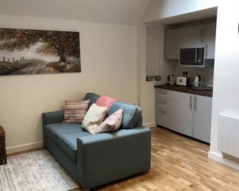 Perfect for walkers, Goodwood, National Trust, Short Stay - Hindhead - Living room