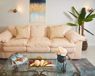 New & Private Modern Suite | Free Parking | Walk To Shops & Cafés - Aurora - Living room