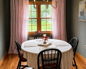Charming 2-Bedroom Single-Floor Home in Quiet Johnstown Neighborhood - Johnstown - Dining room