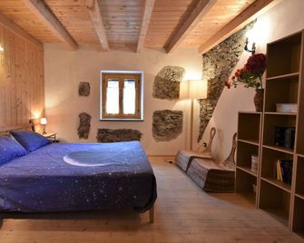 Wonderful private villa for 4 guests with WIFI, TV and balcony - Mantello - Habitación