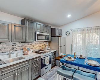 Two Canoe - Sonora - Kitchen