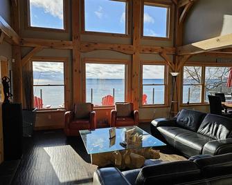 Lake Simcoe Very Rare Southern Exposure Timberframe Waterfront with Hot Tub - Oro Station - Living room