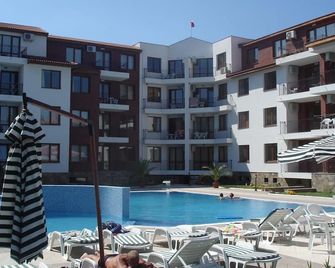 Modern 1 Bed Apartment (Sleeps 4) 80m from Beach Perfect for Couples Or Families - Nessebar - Pool