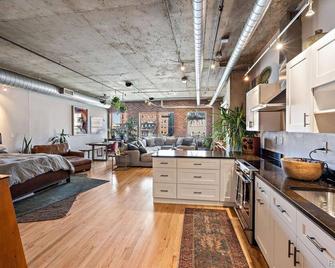 this modern and sophisticated loft has spectacular city views - Addison - Kitchen