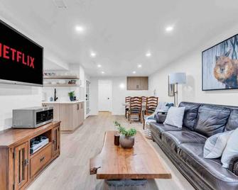 Bright 2-Bedroom Apartment - Burlington - Living room