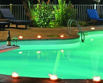 ホテル ヴィラ デッレ メラビリエ - マラテーア - プール