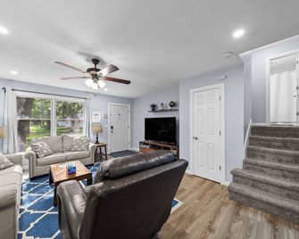 Clean, spacious, and fully renovated townhouse with modern charm and comfort. - Spring Hill - Living room