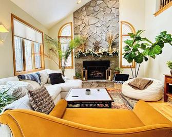 Hummingbird Haven is a Berkshires Retreat surrounded by Nature and Local Charm. - Hinsdale - Sala de estar