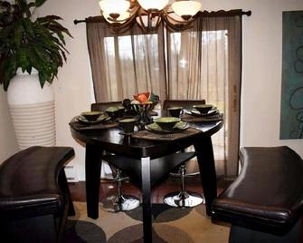 Luxurious Getaway!! 30 Min. City Center & Airport - Farmington Hills - Dining room