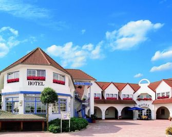 Hotel Up´n Diek - Varel - Gebäude