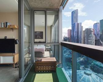 Modern Escape with Balcony and Sweeping City Views - Melbourne - Balcón