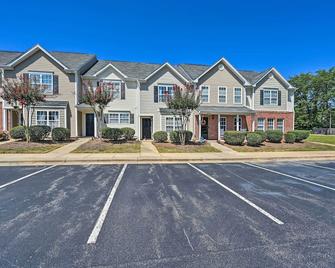 Cozy Greensboro Townhome about 7 Mi to UNC Campus - Greensboro - Building
