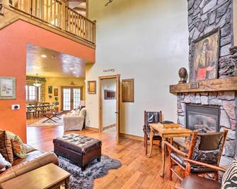 Charming Cedar City Retreat - Walk To Suu Campus! - Cedar City - Living room