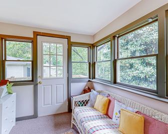 Sunny Retreat - Lake Junaluska - Living room