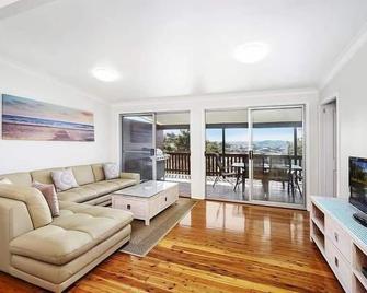 Extra large family home Amazing views of Terrigal beach - Terrigal - Living room