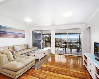 Extra large family home Amazing views of Terrigal beach - ترّيغال - غرفة معيشة