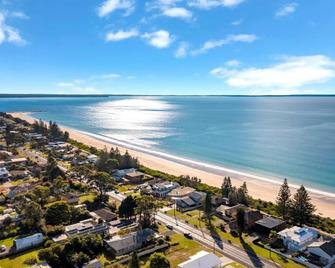 Aqua Vista - beachfront 4BR Home with ocean views - Vincentia