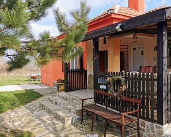 Cozy 1 Bed Cottage in Ognen, Near Karnobat, Burgas - Karnobat - Patio