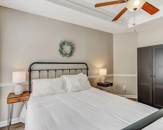 Lawrenceville, No Stairs, 4br, Sleeps 11! - Lawrenceville - Bedroom