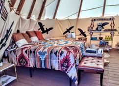 Tipi Creek Glamping With Hot Tub - Lewisburg - Bedroom