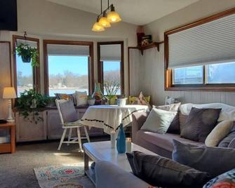 Gr Campau cottage 1 bed · Lakefront hot swim pool spa cottage - Grand Rapids - Living room