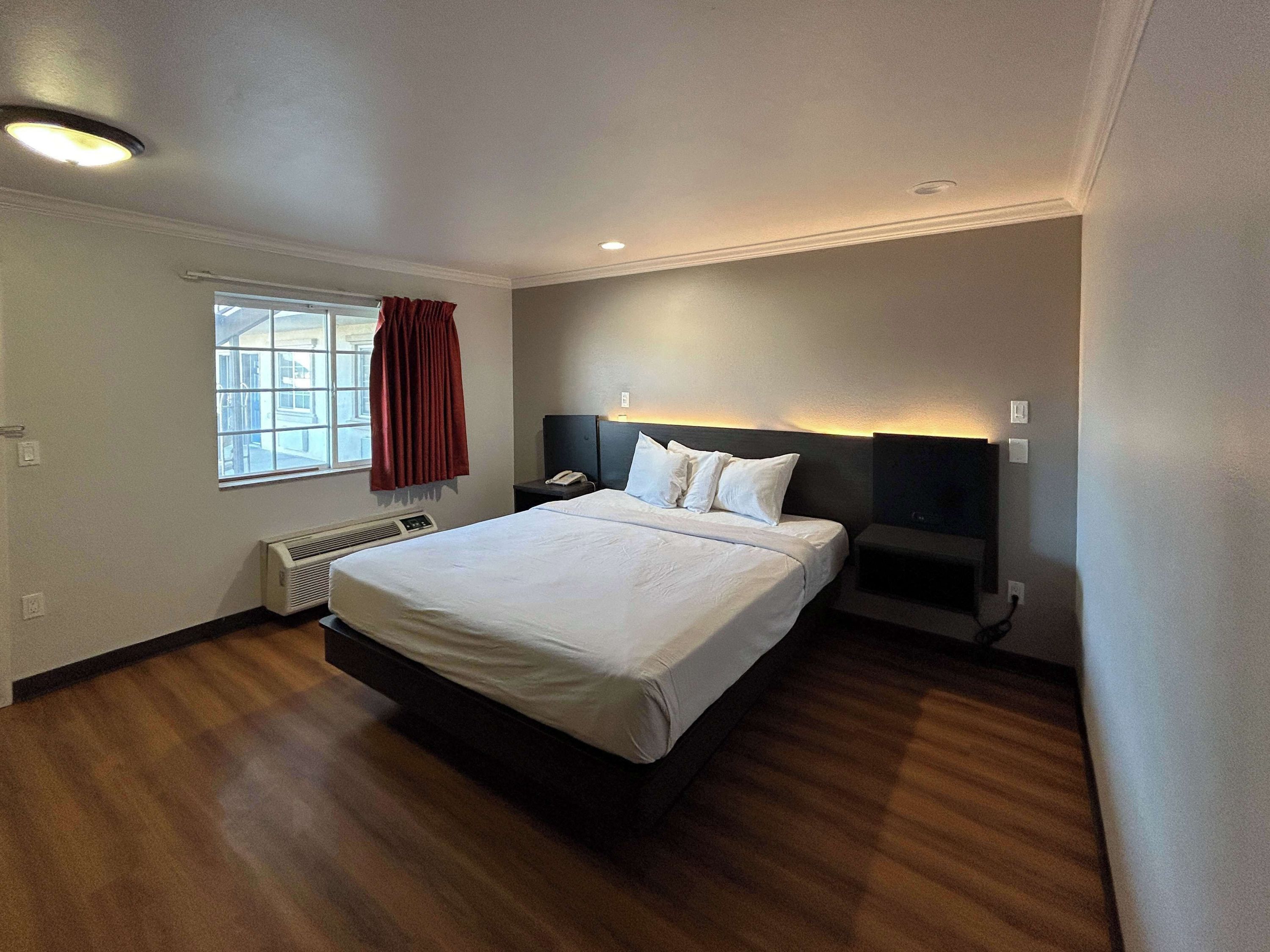 ستوديو 6 موجافر كالفورنيا - إيربورت