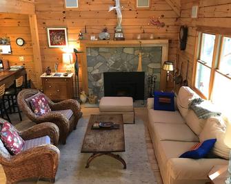 Beautiful four season lakeside log home close to all Berkshires attractions. - Becket - Sala de estar