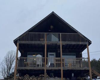 Cozy rural getaway. 5 acres with pond and forest. Family/pet friendly! - Tweed - Building