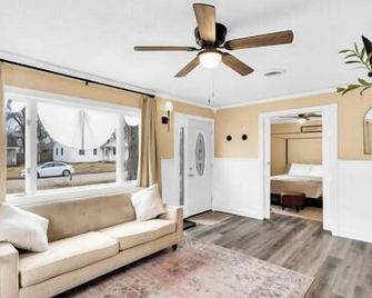 Small cozy ranch - Rantoul - Living room