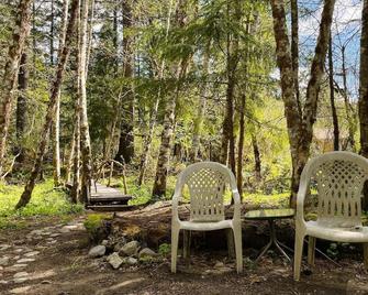 Mt Rainier Little Green Cabin On Big Creek! - Ashford - Patio