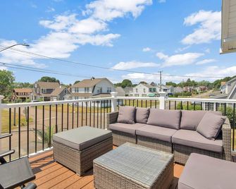 Old Lyme Shores Beach house! Walk to water! - Old Lyme - Balcón