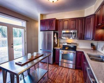 Aviators Aurora Lakefront Retreat - North Pole - Kitchen