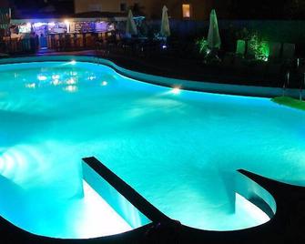 Macedon - Thasos - בריכה