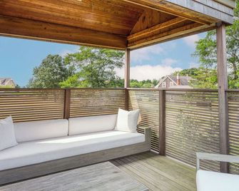 Brand New Westhampton Home with Chic and Modern Design, Perfect for Families - Westhampton - Balcón