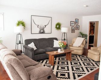 Charming 3-bedroom house 3 mi to altru, 2 mi to UND, and 1 mi to down town - East Grand Forks - Living room