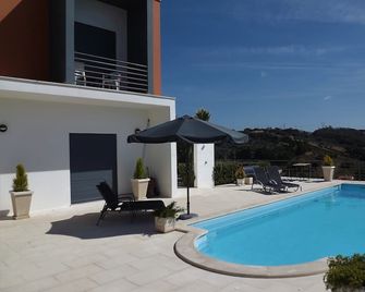 Casa Ceedina Bed And Breakfast & Beauty - Batalha - Pool