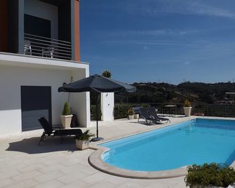 Casa Ceedina Bed And Breakfast & Beauty - Batalha - Pool