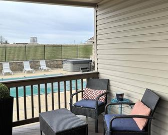 Gathering Place- heated pool and hot tub, 7 bedrooms, 5 baths- 599 a night - Mansfield - Balcony