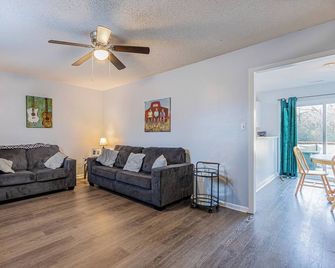 Comfortable Furnished 3br Home, Extended Stays Welcome - Jacksonville - Living room