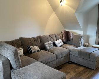 Three Pine Trees Cottage - Honesdale - Living room