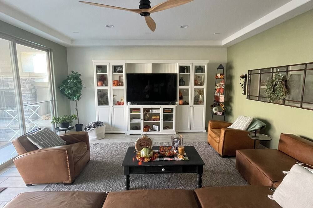 Spacious 5-bed 5-bath in marvelous Las Vegas with WiFi, fitness room and pool - לאס וגאס - סלון