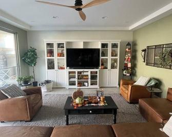 Spacious 5-bed 5-bath in marvelous Las Vegas with WiFi, fitness room and pool - לאס וגאס - סלון