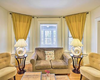 Charming Albany Retreat about 3 Mi to Downtown! - Albany - Living room