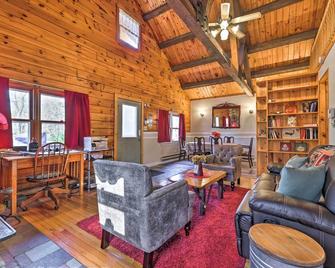 Hike and Ski Log Cabin in East Stroudsburg! - East Stroudsburg - Living room