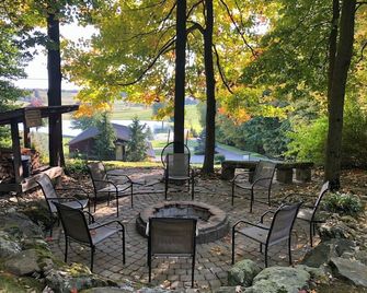 In the Woods Cabin Suite: Luxurious Cabin Suite in Amish Country, Ohio. - Dundee - Patio