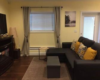 Arbutus Rose House by Elevate Rooms - Vancouver - Living room